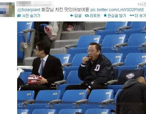 두산 박용만 회장도 야구장 치킨의 맛을 안다 ⓒ 트위터