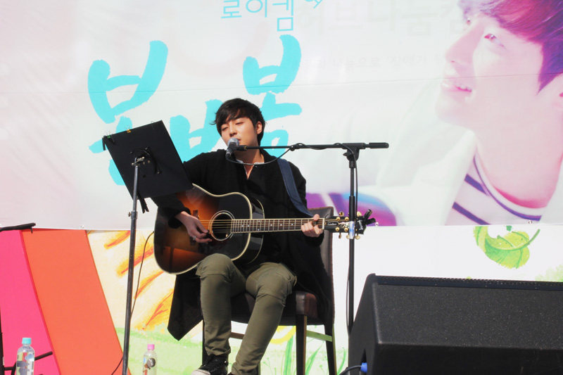 21일 오후 4시 로이킴의 남산 라이브 공연1