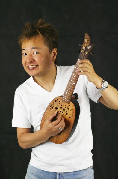 우쿨렐레 연주자 이와오 야마구치