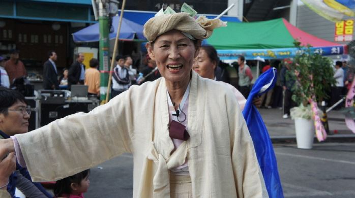 비단꽃길 만신의 삶을 넘어선 여인 김금화