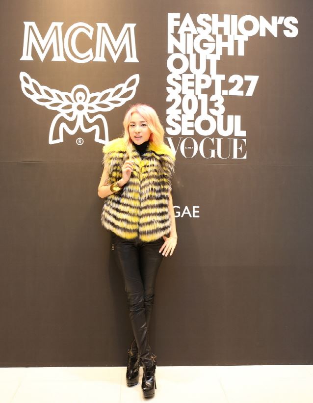 MCM매장에 방문한 2NE1 산다라박