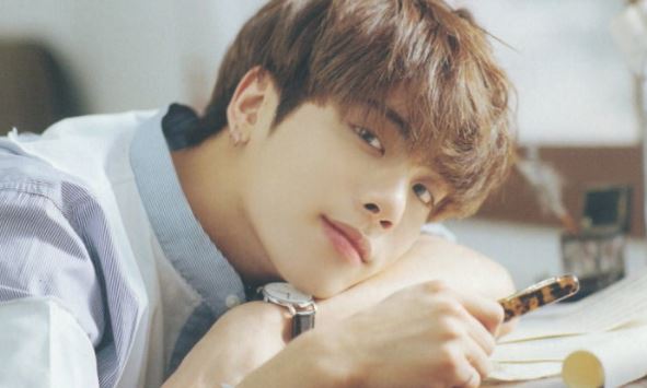 종현 하늘색 셔츠