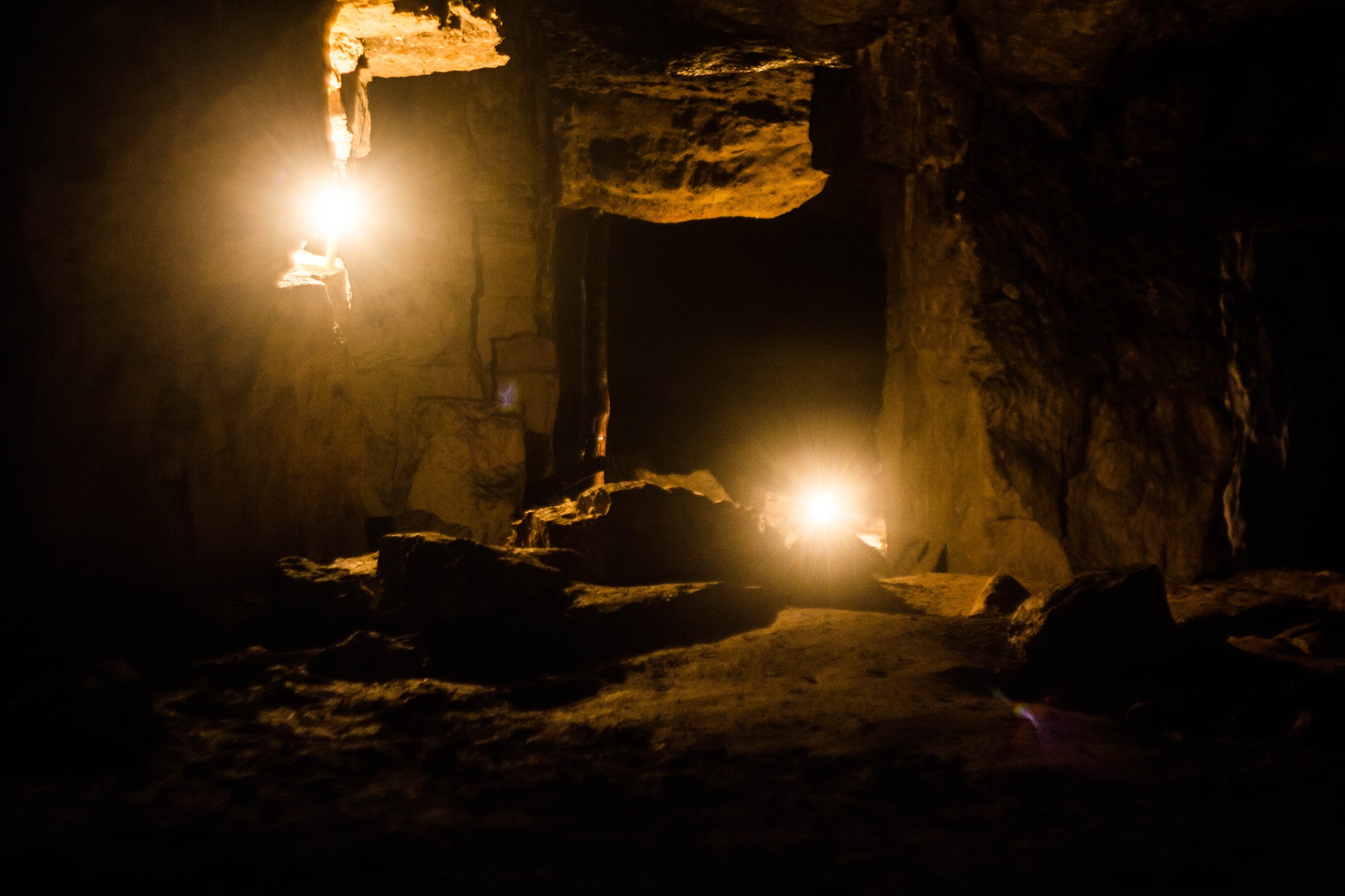 cave-2132899_1920