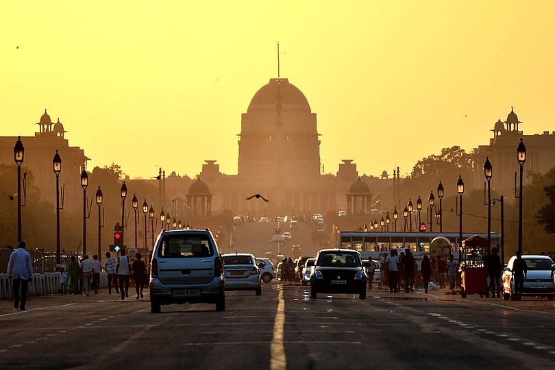 1200px-Vijay_Chowk_,_New_delhi