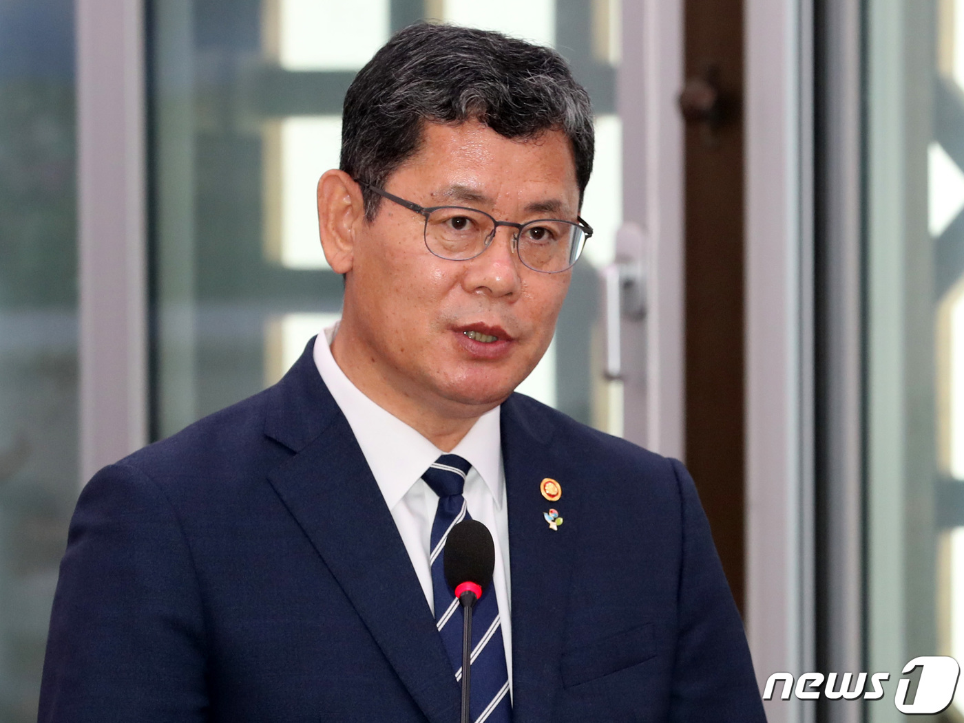 탈북민에미운털文정부통일장관…3명모두고소·고발수난 (1)