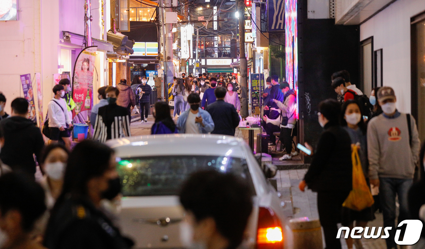 벌써200명넘게확진…부산유흥업소발끊임없다 (1)