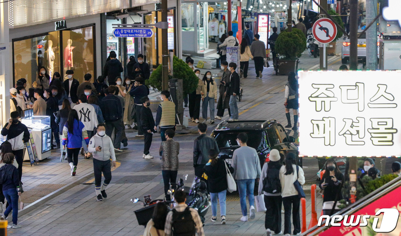 벌써200명넘게확진…부산유흥업소발끊임없다