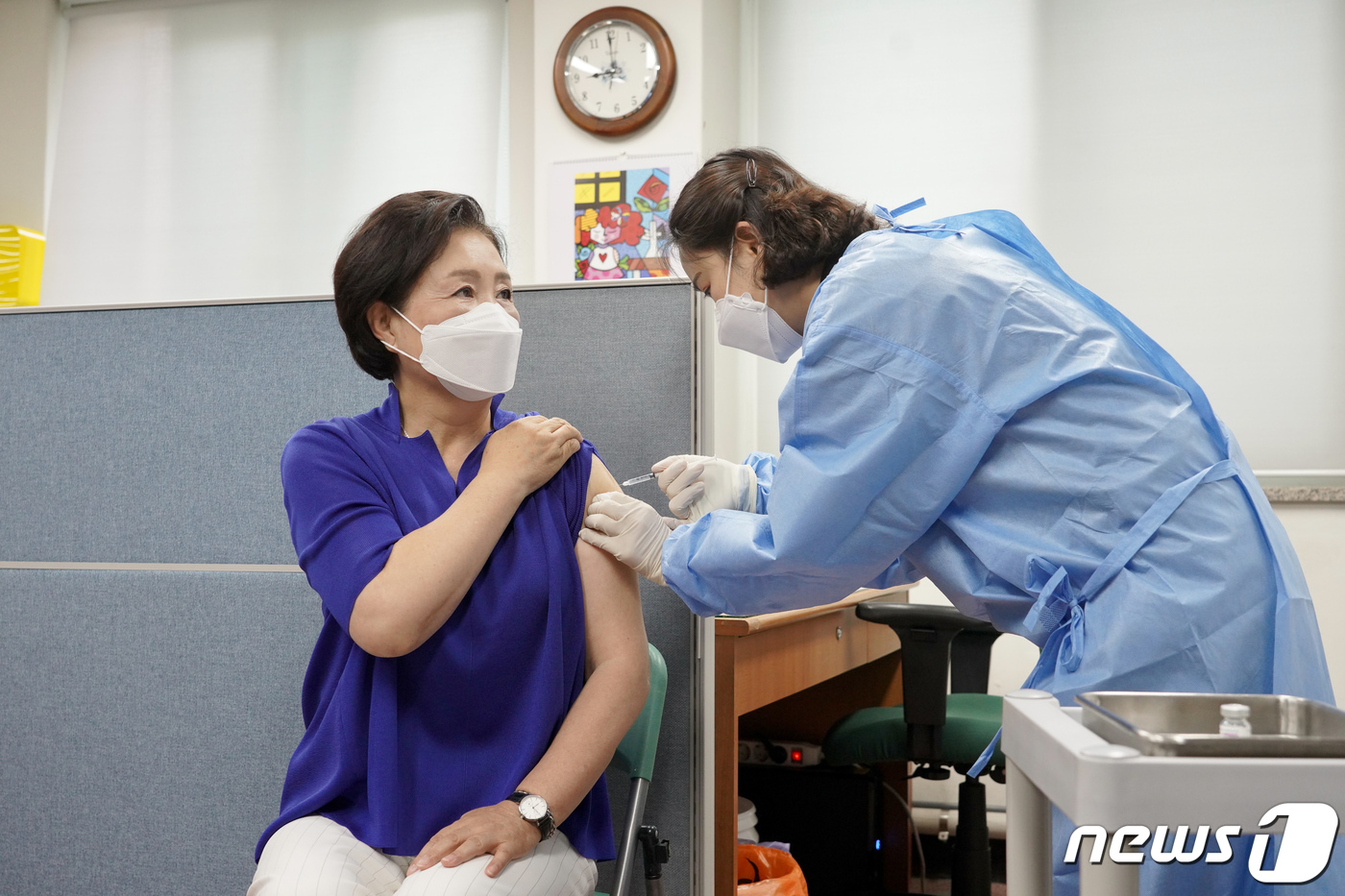 다시만난1차접종그간호사…文주사놓고고생많이하셨다종합