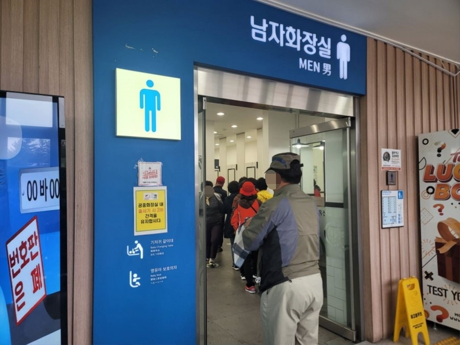 고속도로휴게소男화장실점령한여성들…남자가저랬다면공분