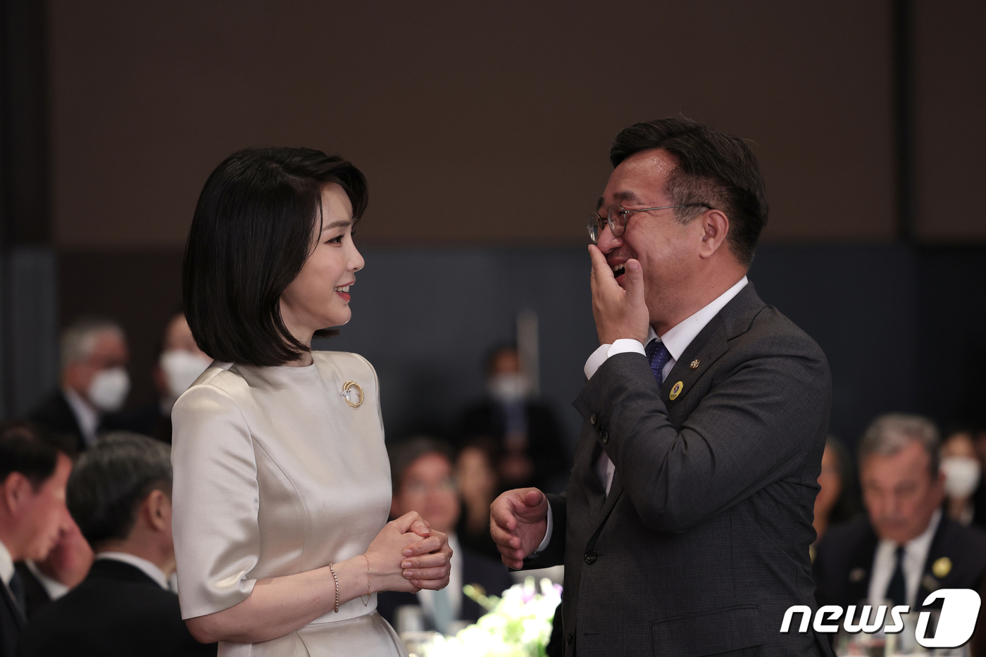김근식김여사와환담중웃었다고때리는대깨문이나변명하는윤호중이나