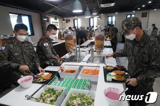 1000끼밥값2배로내라니…영내급식비소급청구에軍간부들반발