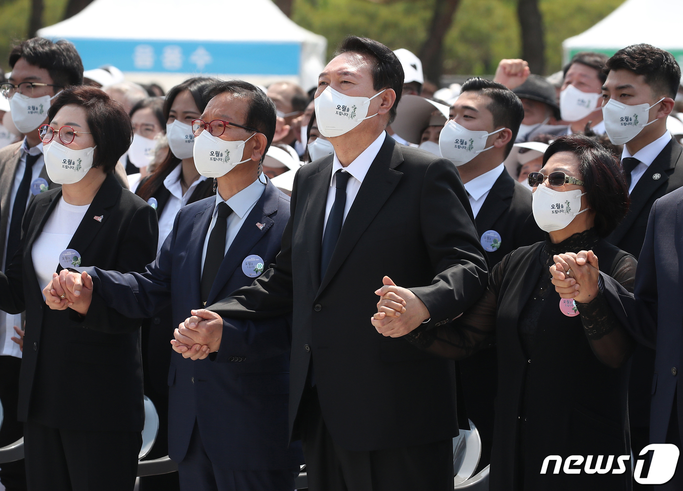 임을위한행진곡다부른尹…주먹대신유족손잡고앞뒤로흔들어