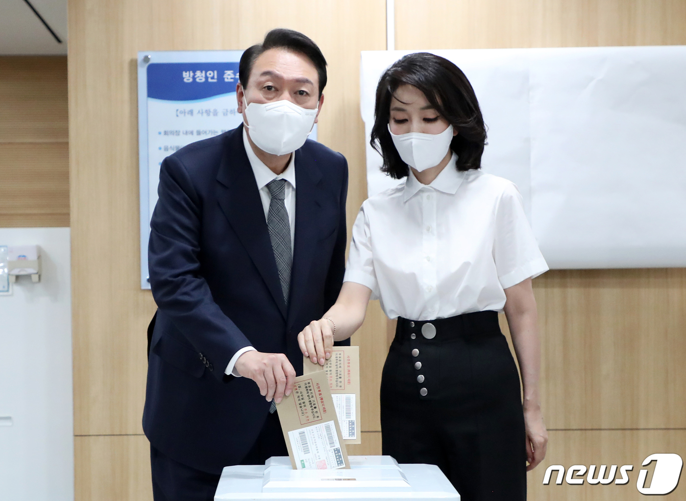 뉴스1PICK김건희사전투표때입은‘꿀벌셔츠’가뭐길래…걸쳤다하면완판