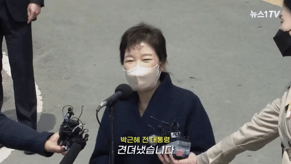 日아베피격에몸낮추고움찔한경호원…박근혜테러와비교영상