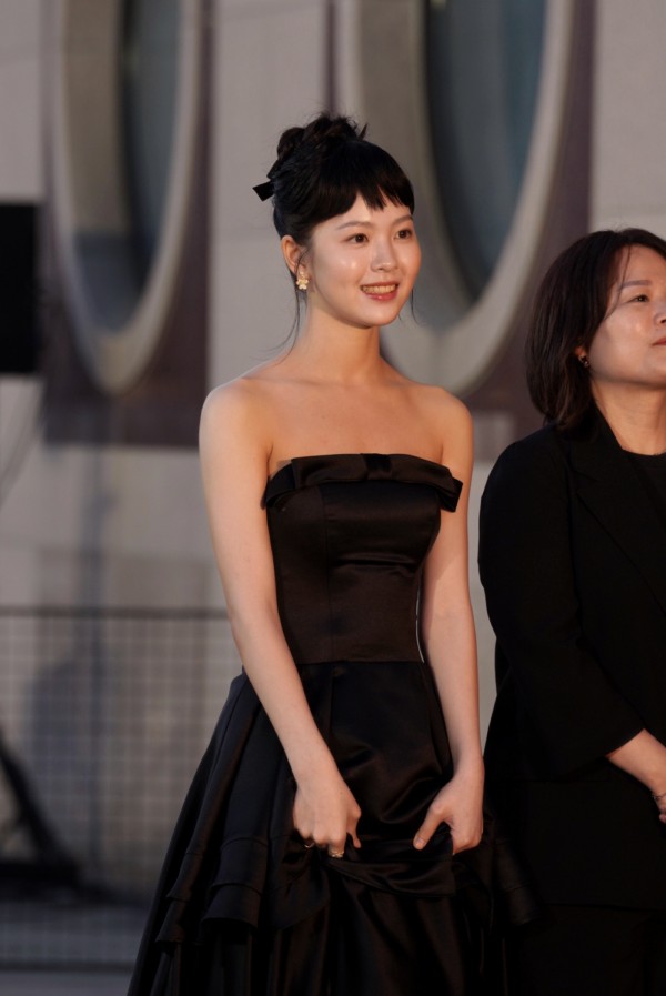최명빈, 전주영화제 레드카펫 장악한 미모 이미지