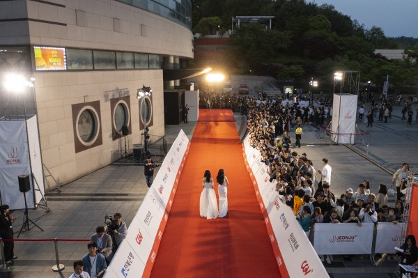 전주국제영화제 개막 관객 2000명 몰려 성황 이미지