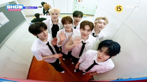 클로즈 유어 아이즈, 빗속에서 춤추는 법 화려한 첫 무대 이미지